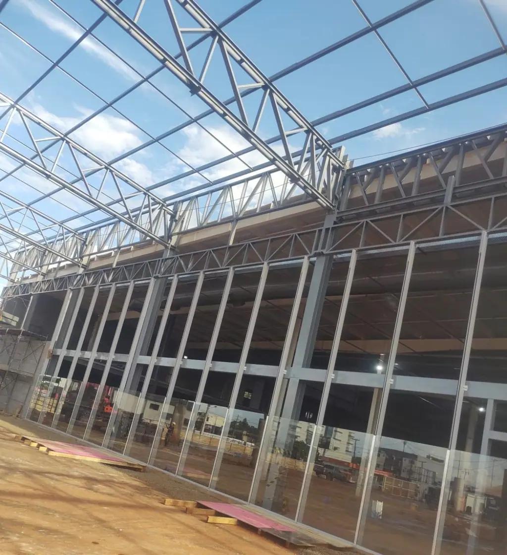 Estrutura metálica e fachada de vidro do Mercado Porti em obra